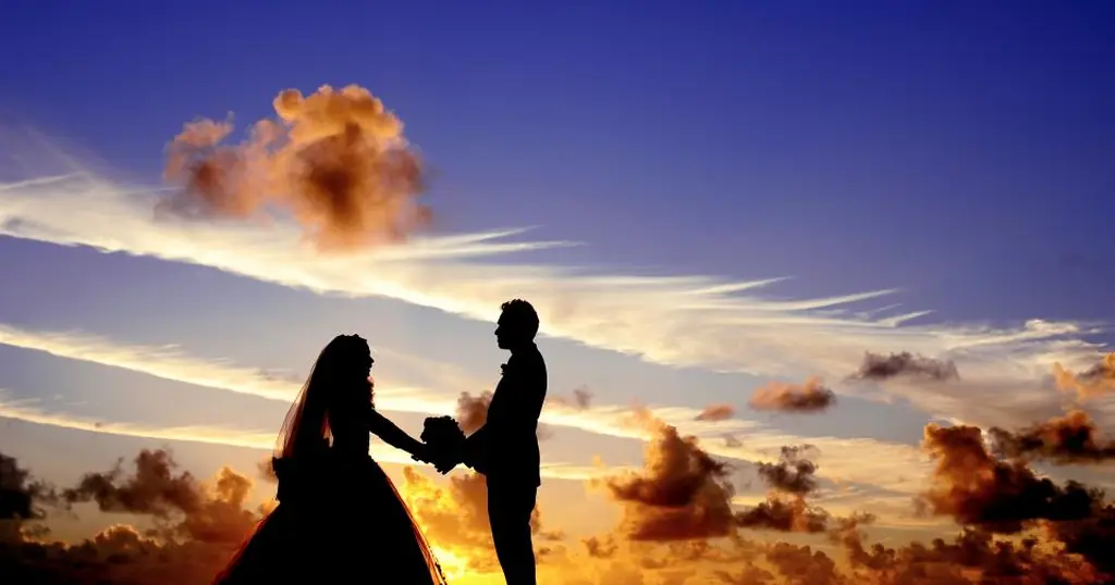 Plan cul en Belgique: un couple en silhouette devant un coucher de soleil