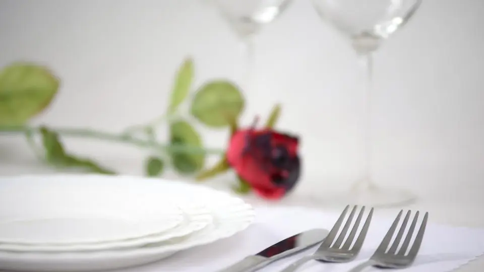 Plan cul sans prise de tête: une rose rouge posée sur une table dressée