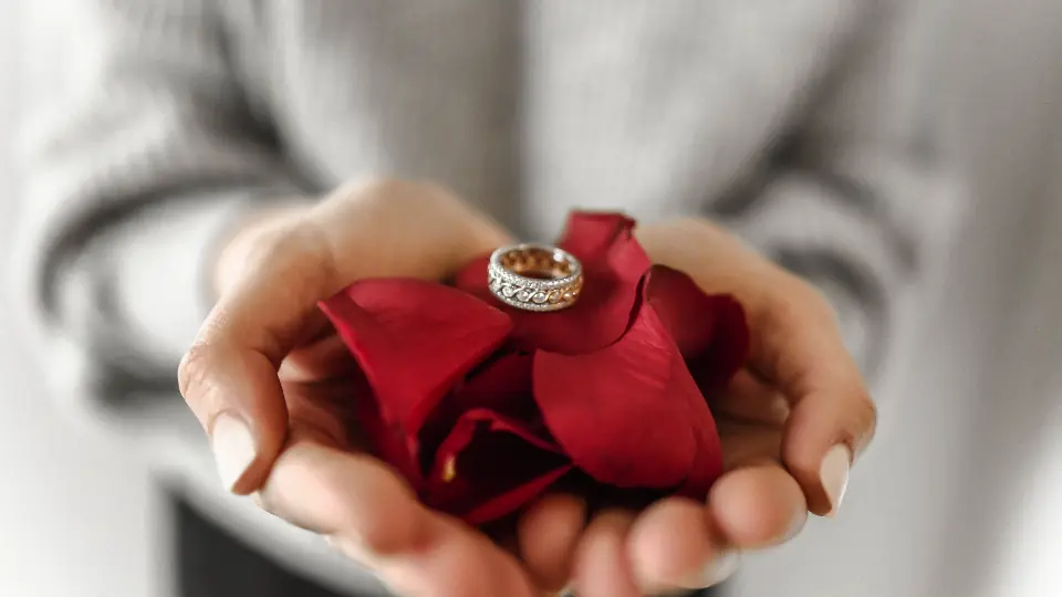 Plan cul en confiance: des mains tiennent des pétales de rose