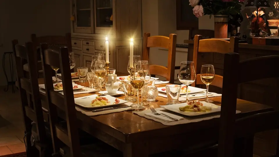 Plan cul Brabant wallon: une table dressée aux chandelles