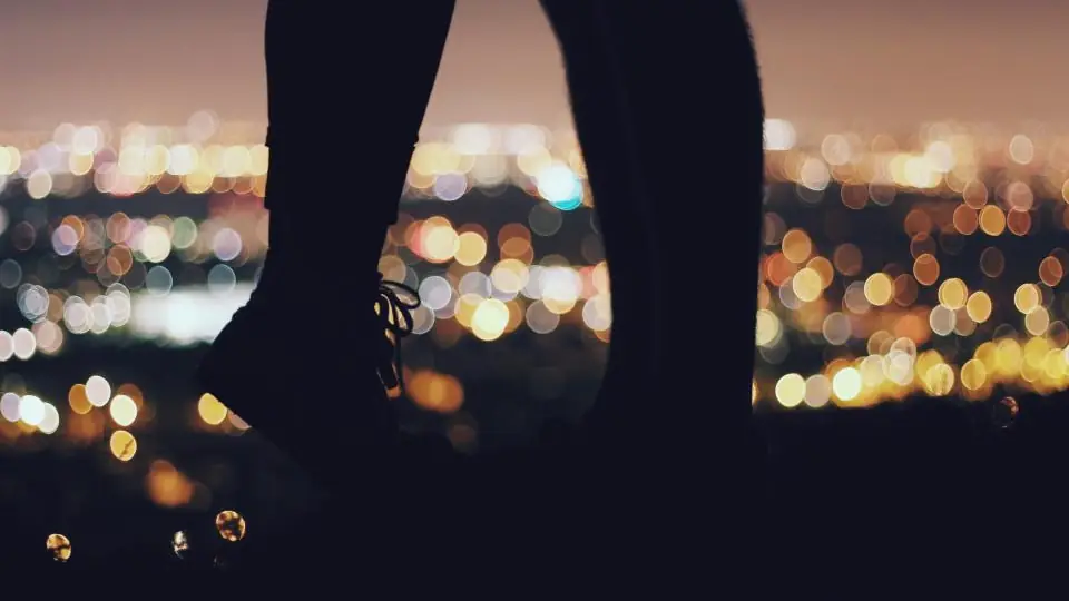Plan cul Bruxelles: un couple en silhouette devant les lumières floues de la ville