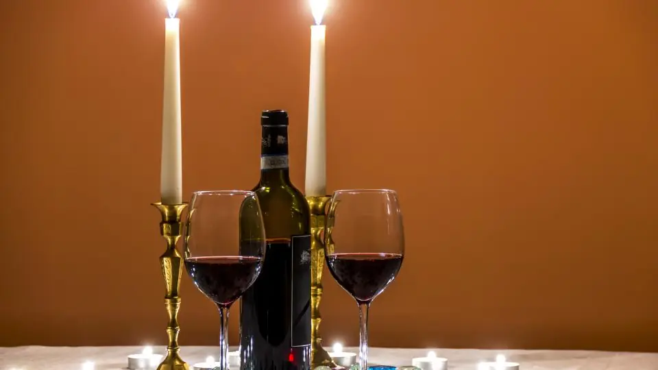 Plan cul Charleroi: deux bougies allumées et du vin rouge sur une table
