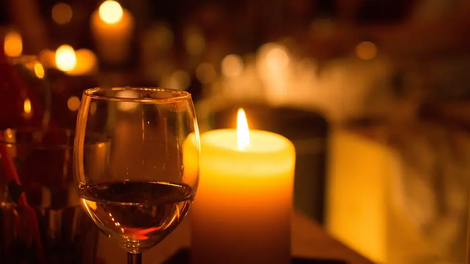 Plan cul La Louvière: un verre de vin rouge à la lueur d'une bougie