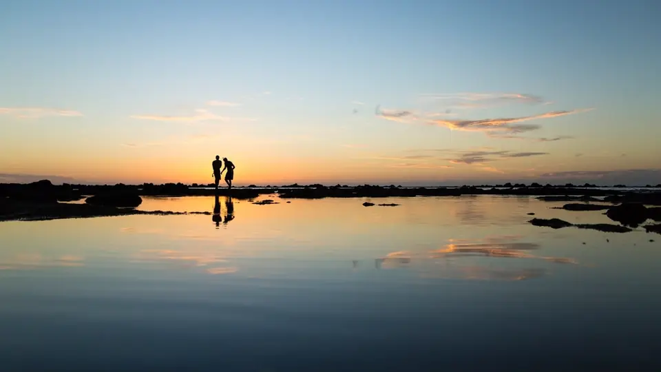 Plan cul province de Luxembourg: un couple au bord de l'eau au crépuscule